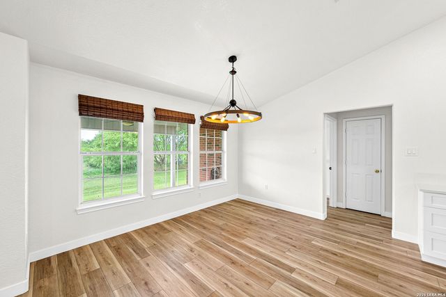122 Castlewood Dr, Seguin, TX 78155