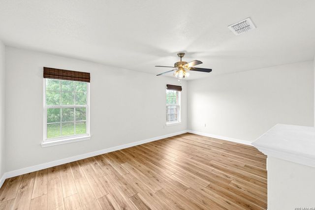 122 Castlewood Dr, Seguin, TX 78155