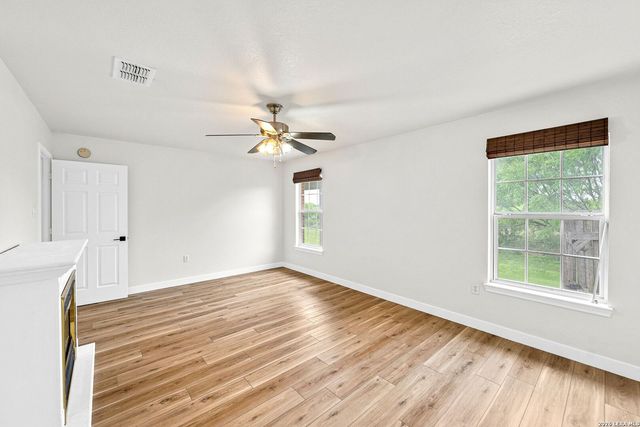 122 Castlewood Dr, Seguin, TX 78155