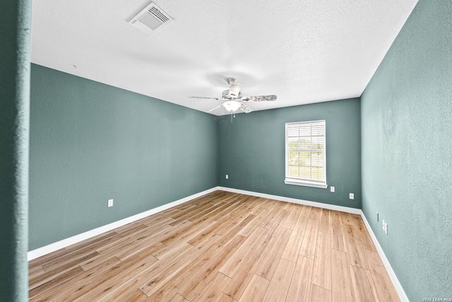 122 Castlewood Dr, Seguin, TX 78155