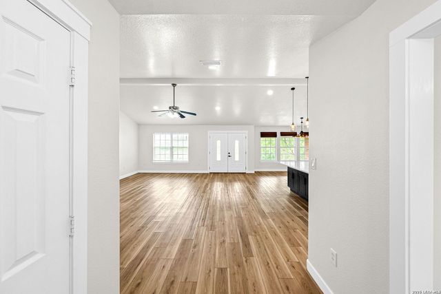 122 Castlewood Dr, Seguin, TX 78155