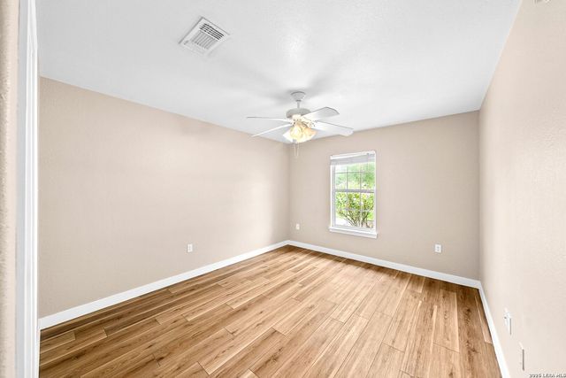 122 Castlewood Dr, Seguin, TX 78155