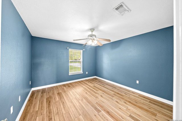 122 Castlewood Dr, Seguin, TX 78155