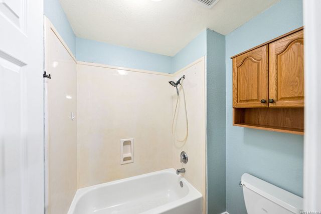 122 Castlewood Dr, Seguin, TX 78155