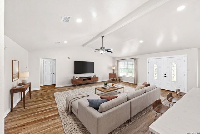 122 Castlewood Dr, Seguin, TX 78155
