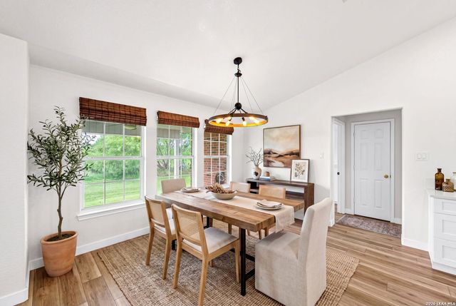 122 Castlewood Dr, Seguin, TX 78155