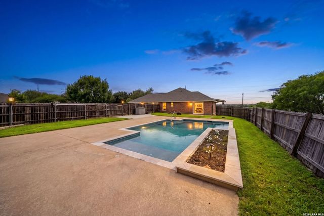 122 Castlewood Dr, Seguin, TX 78155