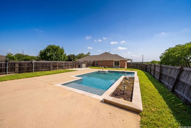 122 Castlewood Dr, Seguin, TX 78155