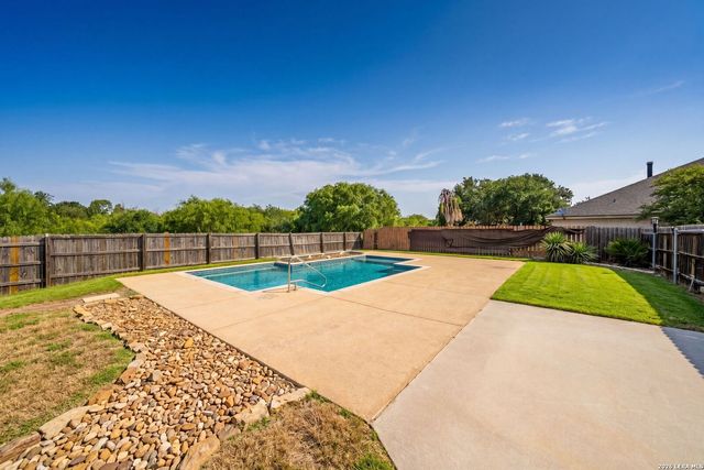 122 Castlewood Dr, Seguin, TX 78155