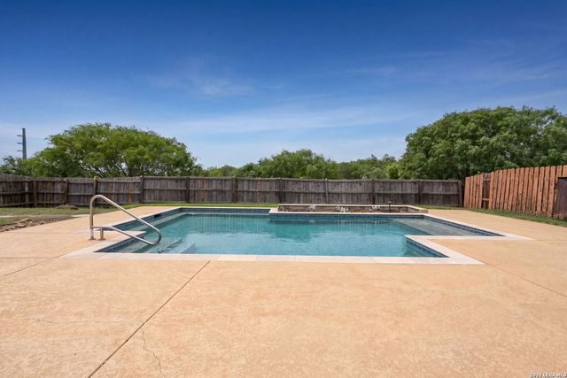 122 Castlewood Dr, Seguin, TX 78155