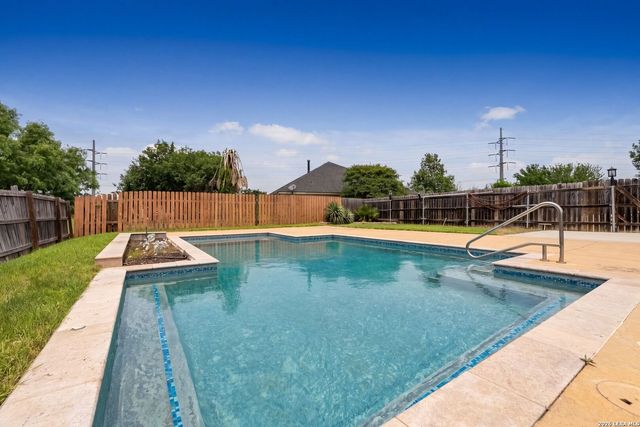 122 Castlewood Dr, Seguin, TX 78155
