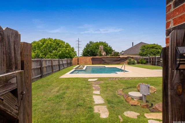 122 Castlewood Dr, Seguin, TX 78155