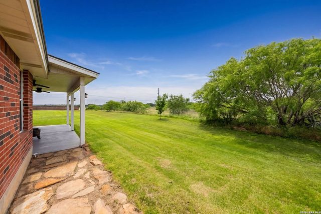 122 Castlewood Dr, Seguin, TX 78155