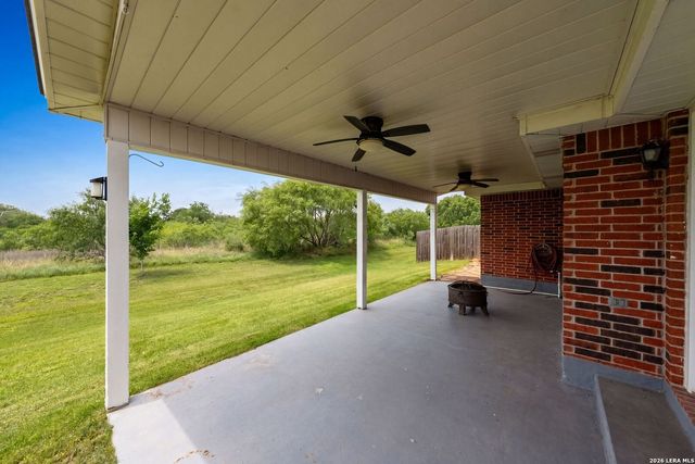 122 Castlewood Dr, Seguin, TX 78155