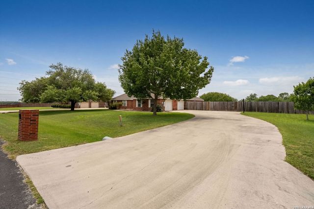122 Castlewood Dr, Seguin, TX 78155