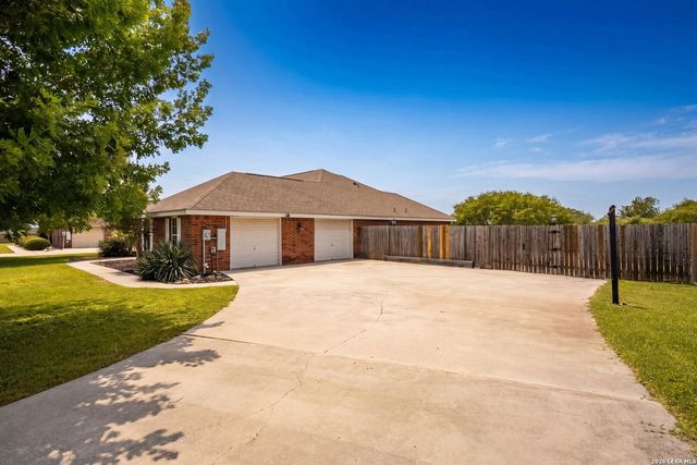 122 Castlewood Dr, Seguin, TX 78155
