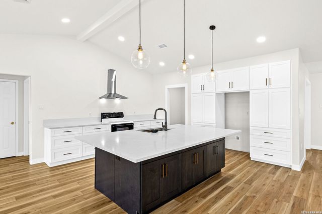 122 Castlewood Dr, Seguin, TX 78155