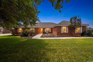 122 Castlewood Dr, Seguin, TX 78155