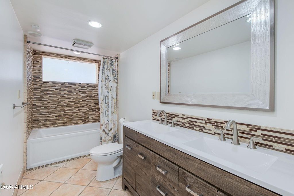 Image 10 of property listing at 2236 E CACTUS WREN Drive, Phoenix, AZ 85020