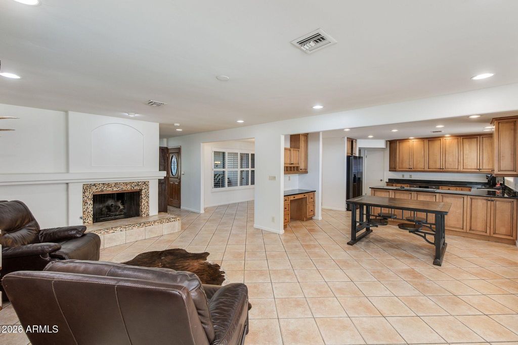 Image 4 of property listing at 2236 E CACTUS WREN Drive, Phoenix, AZ 85020