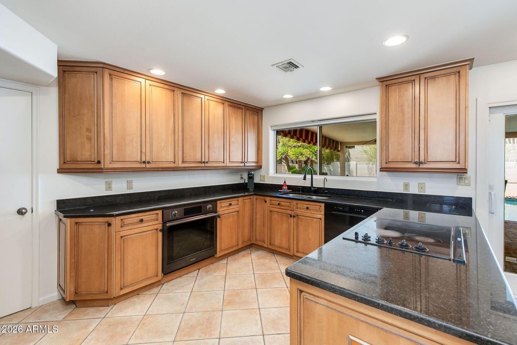 Image 5 of property listing at 2236 E CACTUS WREN Drive, Phoenix, AZ 85020