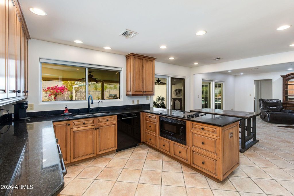 Image 6 of property listing at 2236 E CACTUS WREN Drive, Phoenix, AZ 85020