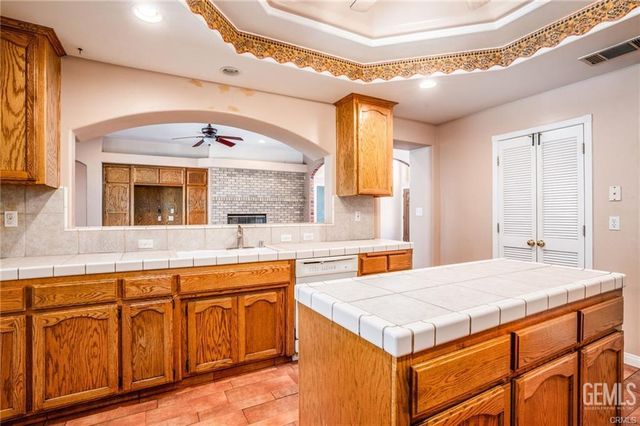 3400 Medallion Rose Avenue, Bakersfield, CA 93313