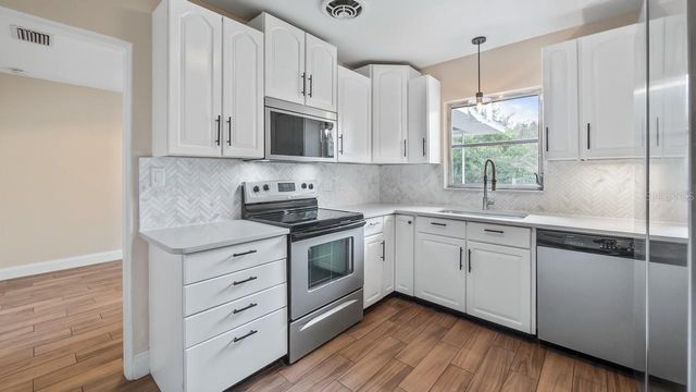 107 E MAGNOLIA AVENUE, Howey In The Hills, FL 34737