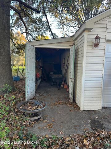 6810 Greenwood Rd, Louisville, KY 40258