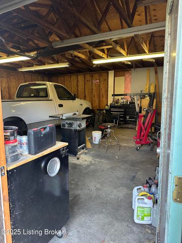 6810 Greenwood Rd, Louisville, KY 40258