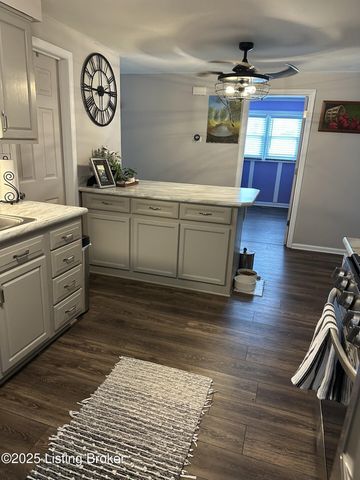 6810 Greenwood Rd, Louisville, KY 40258