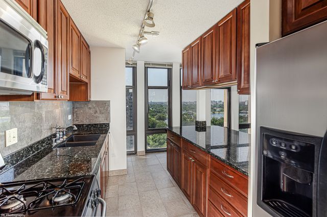 6700 S South Shore Drive 22G, Chicago, IL 60649