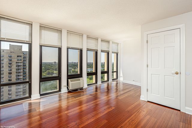 6700 S South Shore Drive 22G, Chicago, IL 60649