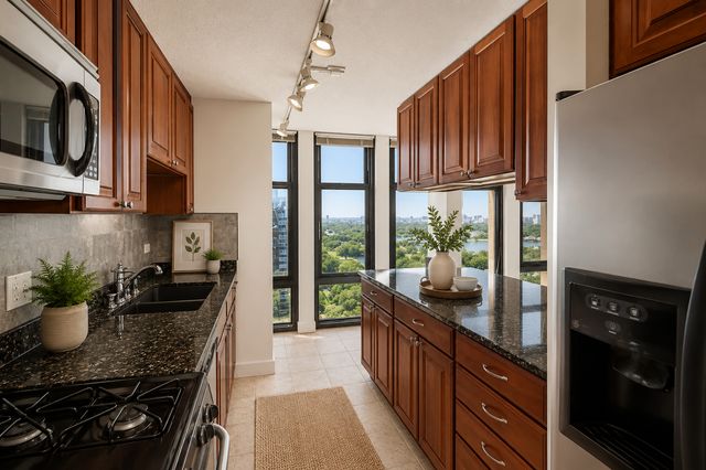 6700 S South Shore Drive 22G, Chicago, IL 60649