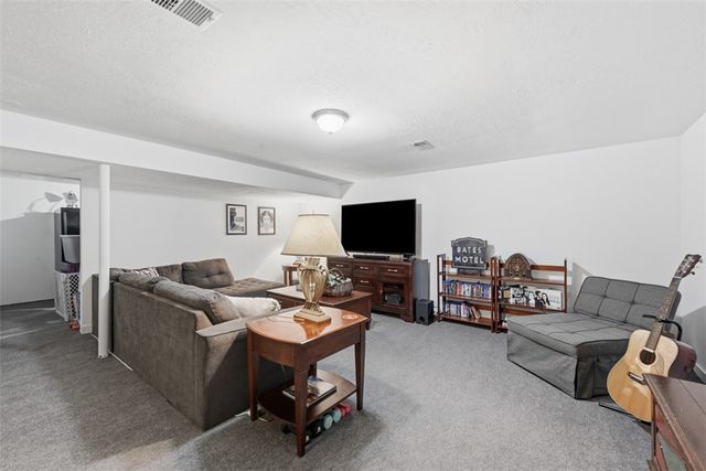 4305 Hemlock Cir, Hampton, PA 15101