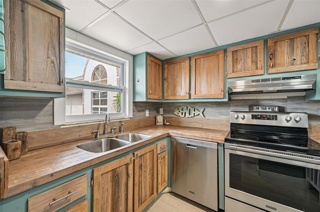 Image 9 of property listing at 2727 75TH STREET W 9A14, Bradenton, FL 34209