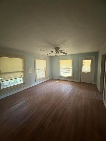 730 W Lee Street, Sour Lake, TX 77659