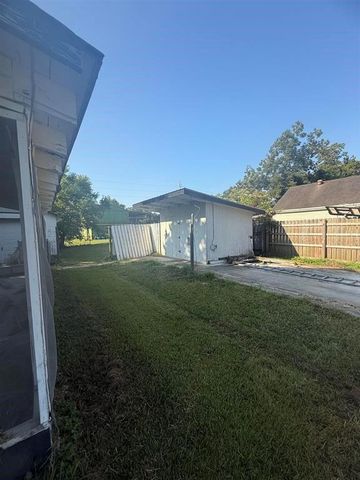 730 W Lee Street, Sour Lake, TX 77659