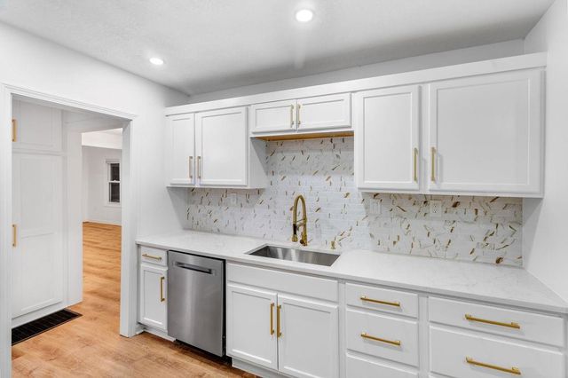 4504 E 43rd Street, Kansas City, MO 64130