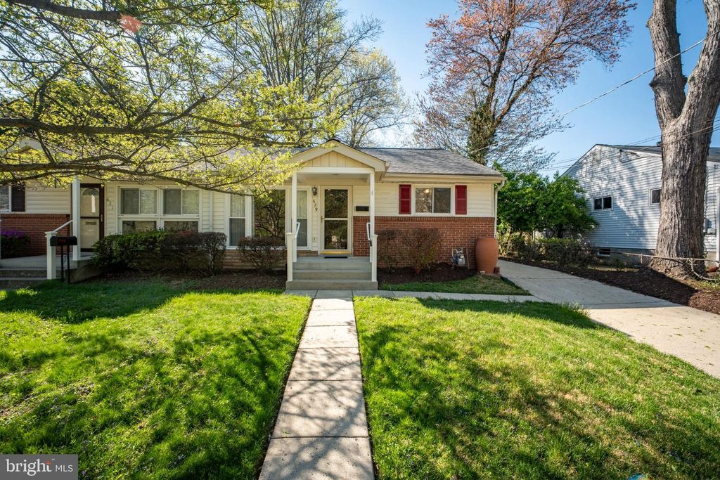 Image 1 of property listing at 629 W LYNFIELD DR, Rockville, MD 20850