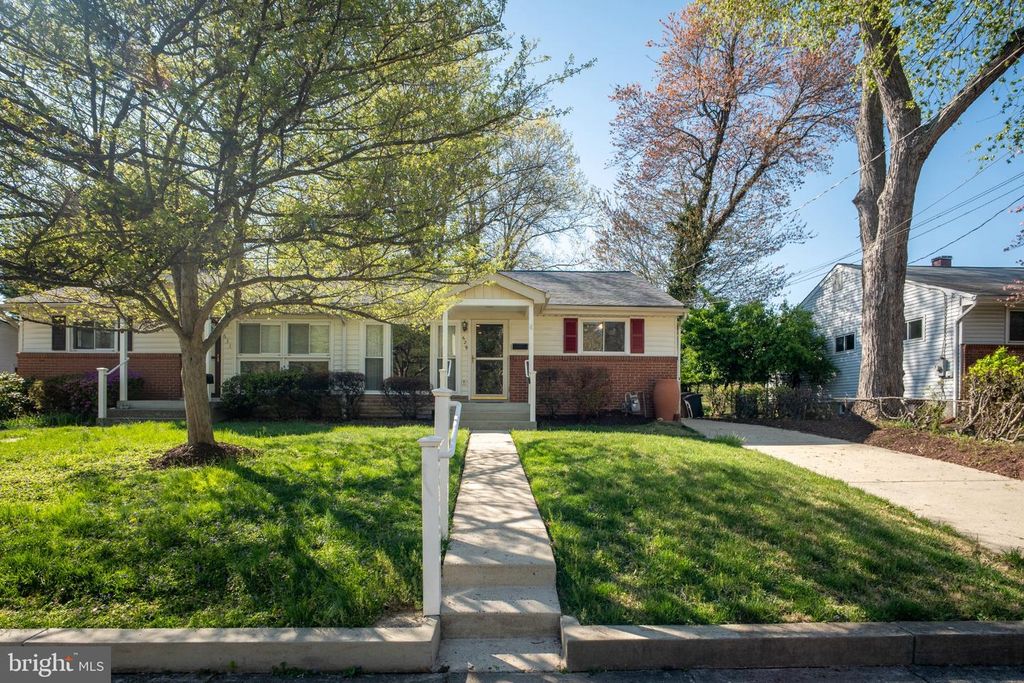 Image 2 of property listing at 629 W LYNFIELD DR, Rockville, MD 20850