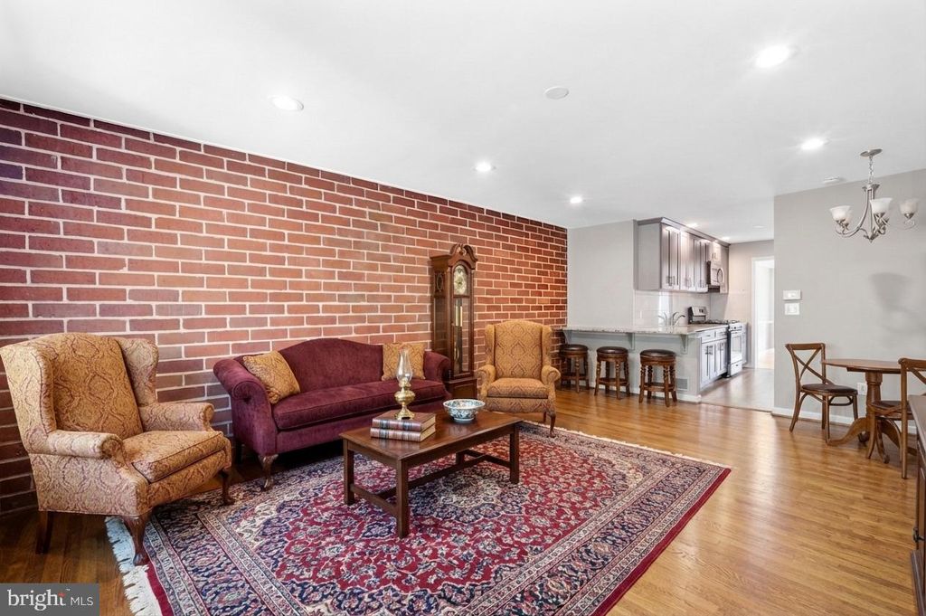 Image 11 of property listing at 629 W LYNFIELD DR, Rockville, MD 20850