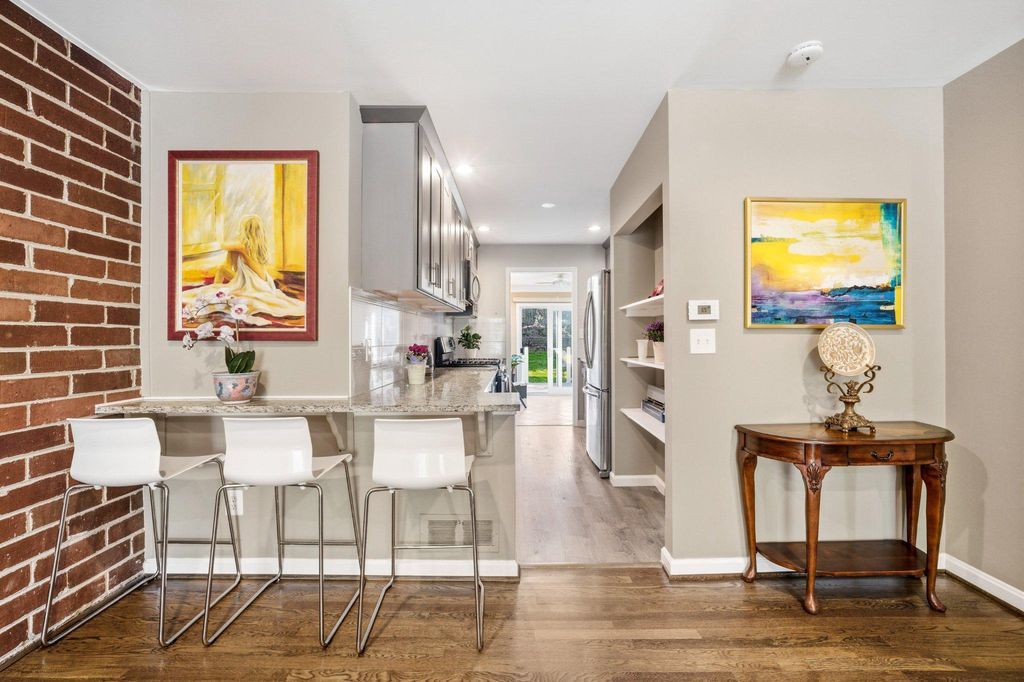 Image 12 of property listing at 629 W LYNFIELD DR, Rockville, MD 20850