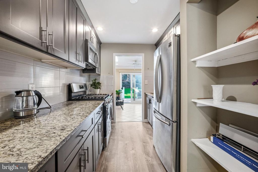 Image 13 of property listing at 629 W LYNFIELD DR, Rockville, MD 20850