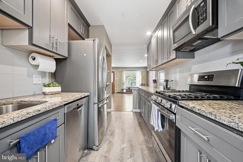 Image 14 of property listing at 629 W LYNFIELD DR, Rockville, MD 20850