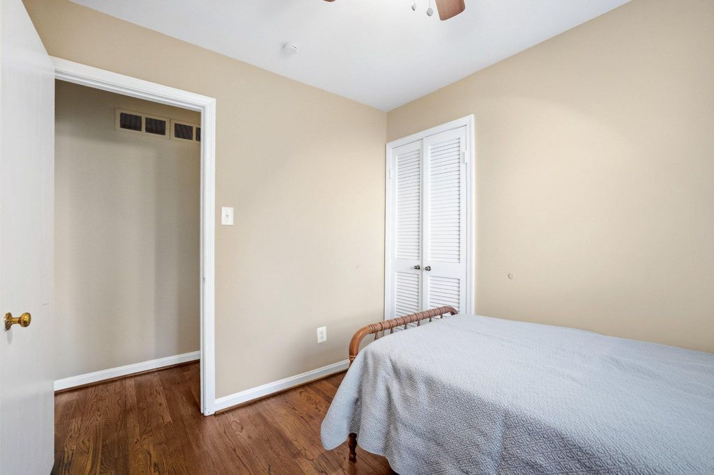 Image 15 of property listing at 629 W LYNFIELD DR, Rockville, MD 20850