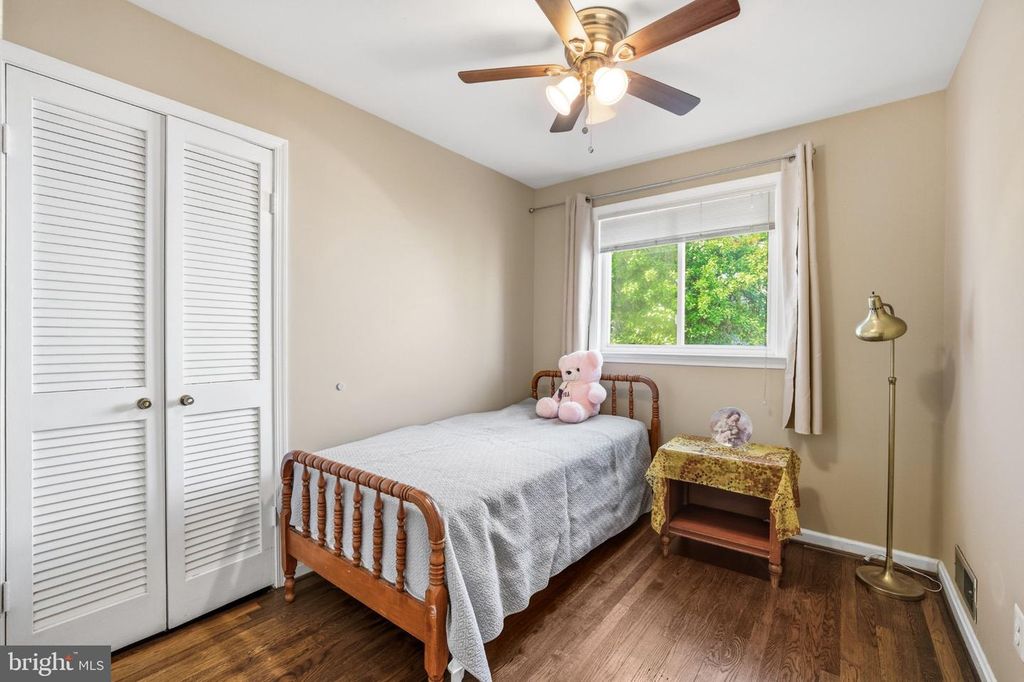 Image 16 of property listing at 629 W LYNFIELD DR, Rockville, MD 20850