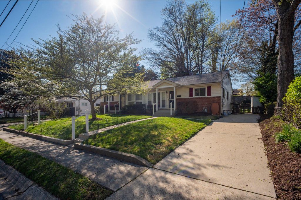 Image 3 of property listing at 629 W LYNFIELD DR, Rockville, MD 20850