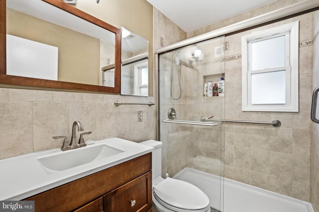 Image 24 of property listing at 629 W LYNFIELD DR, Rockville, MD 20850