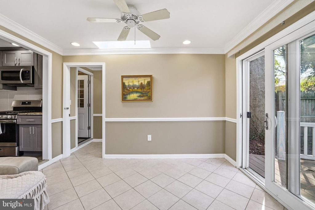 Image 26 of property listing at 629 W LYNFIELD DR, Rockville, MD 20850